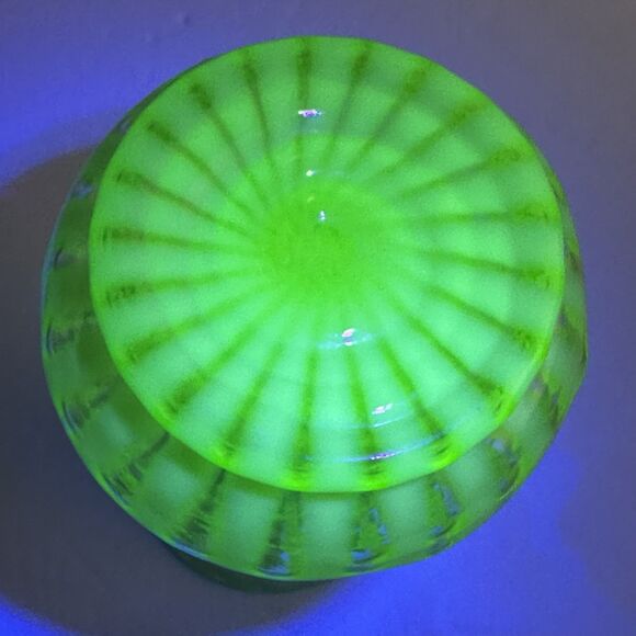 Vintage Fenton Green Opalescent Spiral Swirl Optic Flower Vase Uranium 8” Glows - Picture 11 of 11